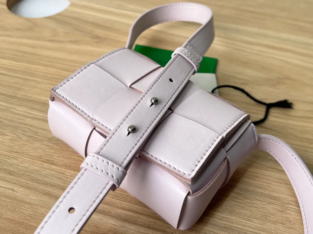 The new sheepskin checkered Mini cassette Bag. This cutie has been blown away even before it’s shipped. Available in waxed leather/sheepskin. Both leathers have a special texture to the touch. The cute cutie has a stunning appearance. 💓Super delicate and cute. Although it can’t fit a mobile phone, it can hold a lot of everyday cuties. It can be used as an ornament or a small bag. The mini Tabby can always add points to the look just right. A cutie with a 100% repeat rate when traveling. Get the same style as the street item. The shoulder strap is just right for one shoulder or crossbody. It’s perfect~ Size: 12x8x4 Style No.: 6813